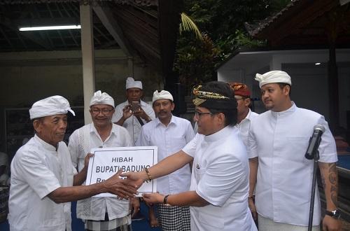 Bupati Giri Prasta Serahkan Hibah 2,1 M, Dukung Pembangunan Pura Dalem Swargan Blahkiuh