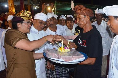 Bupati Giri Prasta Serahkan Hibah Rp 5,90 M Untuk Desa Adat Mengwitani dan Beringkit