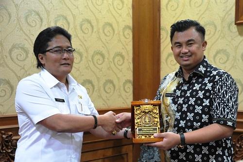 Bupati Giri Prasta Terima Kunja Bupati Dharmasraya Sumatra Barat