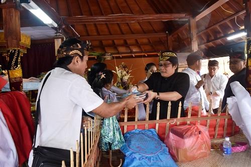 Bupati Giri Prasta dan Wabup Suiasa Hadiri Pelebon Penglisir Puri Carangsari