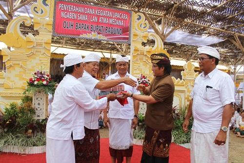Bupati Giri Prasta Serahkan Bantuan Hibah di Ungasan