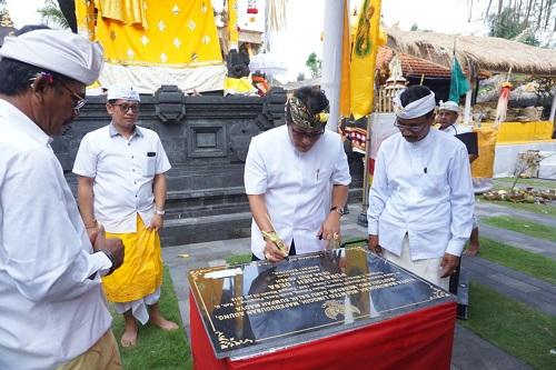 Bupati Serahkan Dana Aci Rp. 800 Juta, Dukung Karya Ngenteg Linggih di Pura Puseh Desa, Seseh
