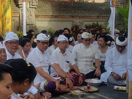 Bupati dan Anggota DPR RI I Wayan Koster Hadiri Upacara Pedudusan Agung Desa Adat Dalung