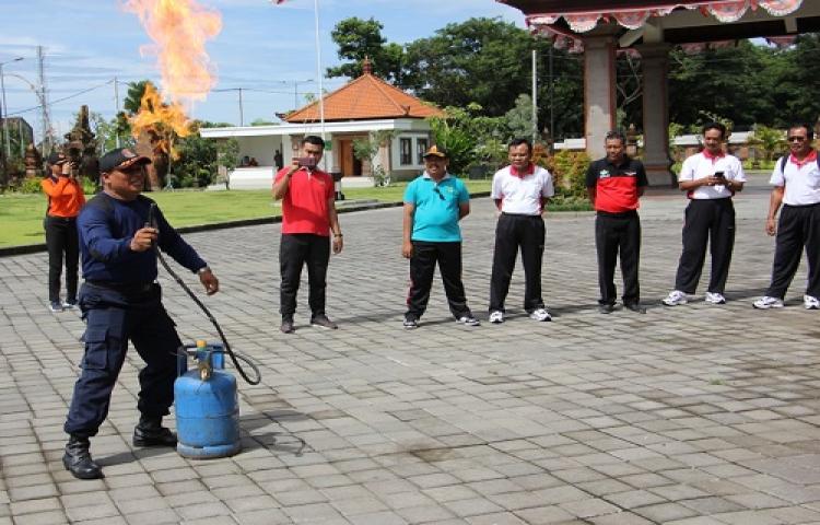 Damkar dan BPBD Badung Gelar Pembinaan dan Simulasi Bencana di Kejaksaan Badung