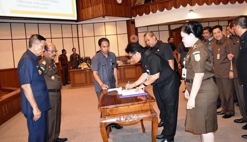 Dari Penyerahan SMA/SMK dari Kabupaten kepada Provinsi Bupati Giri Prasta taati Aturan, Serahkan 581 Personil dengan total Aset mencapai 165 Milyar