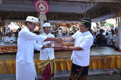 Dukung Upacara Atma Wedana dan Manusia Yadnya Desa Adat Padang Luwih Bupati Giri Prasta Serahkan Dana Hibah 800 Juta