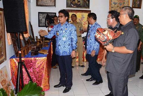 Giri Prasta Buka Pameran SMK Seni Ukir Tangeb