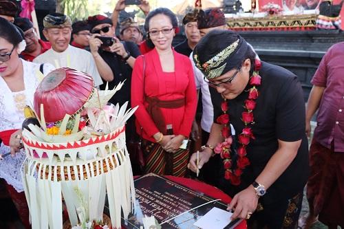 Giri Prasta Tandatangani Prasasti di Puri Penarungan