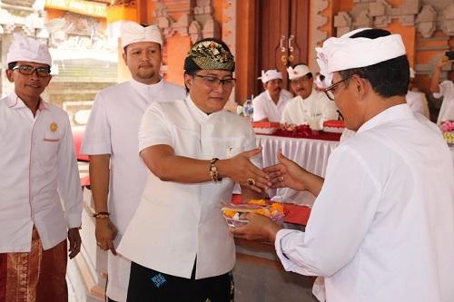 Hadiri Puncak Karya Pura Dalem Gede lan Prajapati Abiansemal, Bupati Tandatangani Prasasti dan Serahkan Simbolis Dana Aci Rp. 2,7 Miliar