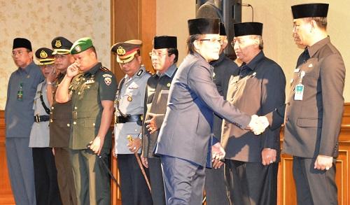 Hujan Lebat, Apel HUT ke 58 Provinsi Bali di Badung berjalan lancar dan hikmat Gubernur Bali: mengajak masyarakat bekerja keras, berkualitas, ikhlas dan tuntas.