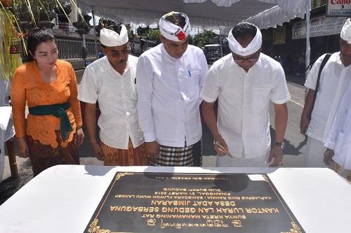 Kantor Lurah dan Gedung Serbaguna Jimbaran Diplaspas, Wakil Bupati Suiasa Tandatangani Prasasti