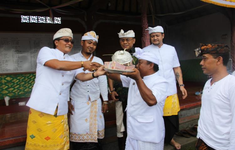 Karya Mlaspas di Pura Dalem Umacetra Karangasem, Bupati Giri Prasta Serahkan Hibah 300 Juta