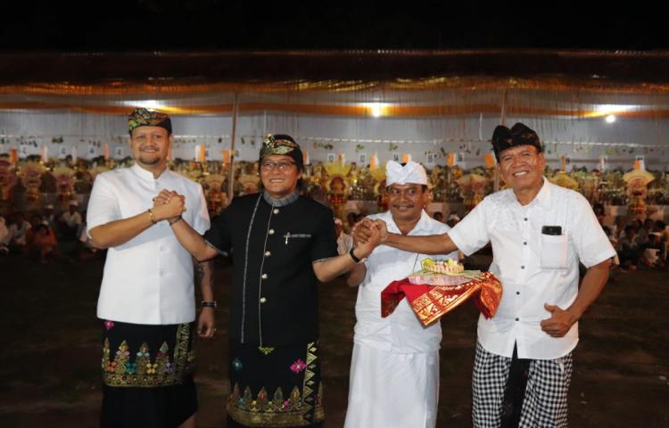 Karya Nyekah Kurung Kinembulan Desa Adat Taman  Bupati Giri Prasta Serahkan Bantuan 900 Juta