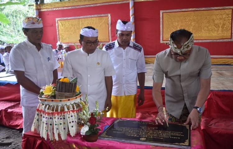 Karya Tawur Balik Sumpah di Pura Penataran Bukit Bongkasa  Wabup Suiasa serahkan Hibah 1,5 M