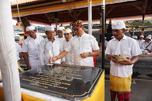Karya Ngenteg Linggih Pura Beten Ancak Canggu Wabup. Suiasa Ajak Masyarakat Perkuat Rasa Kebersamaan dengan Srada Bakti