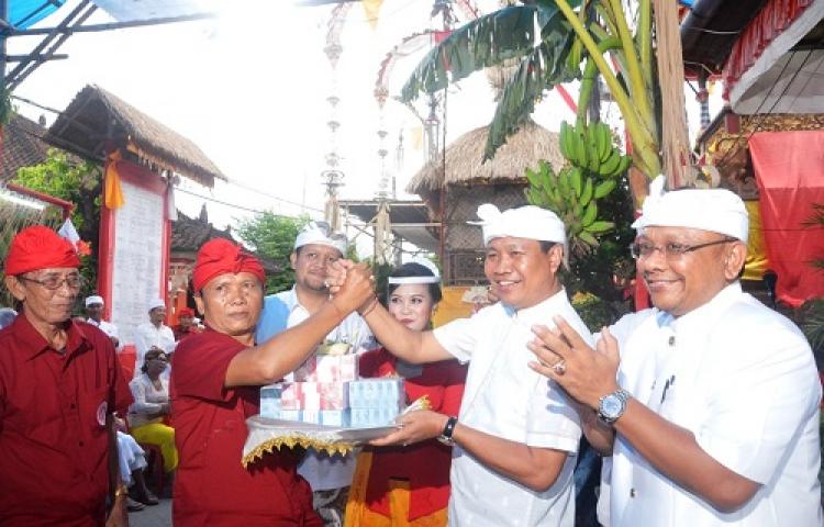 Karya Ngenteg Linggih di Pura Kawitan Pande Munggu, Wabup Suiasa Serahkan Dana Aci Sebesar Rp 950 Juta