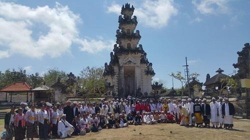 Lansia Badung Tirtayatra ke Pura Gunung Payung
