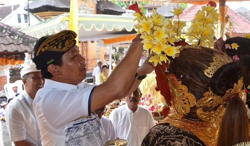 Melaspas dan Ngeratep Petapakan Pura Dalem Majapahit Blahkiuh