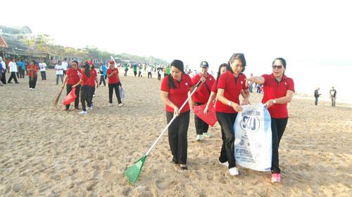 Menyambut Indonesia Bersih Sampah 2020, Ny. Seniasih Giri Prasta Ikuti Kegiatan Bersih Pantai di Kedonganan