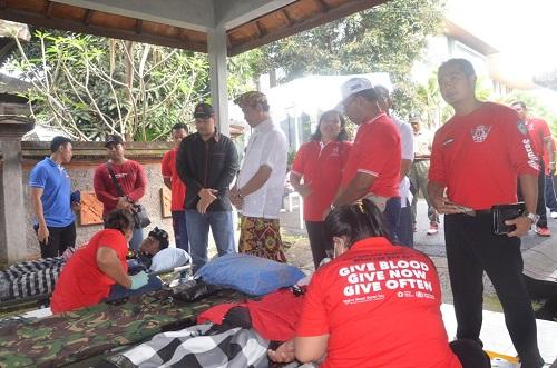 Meriahkan HUT Mangupura ke-8 di Abiansemal, Wabup. Suiasa Apresiasi Kegiatan Gebyar Donor Darah Pecalang se-Abiansemal