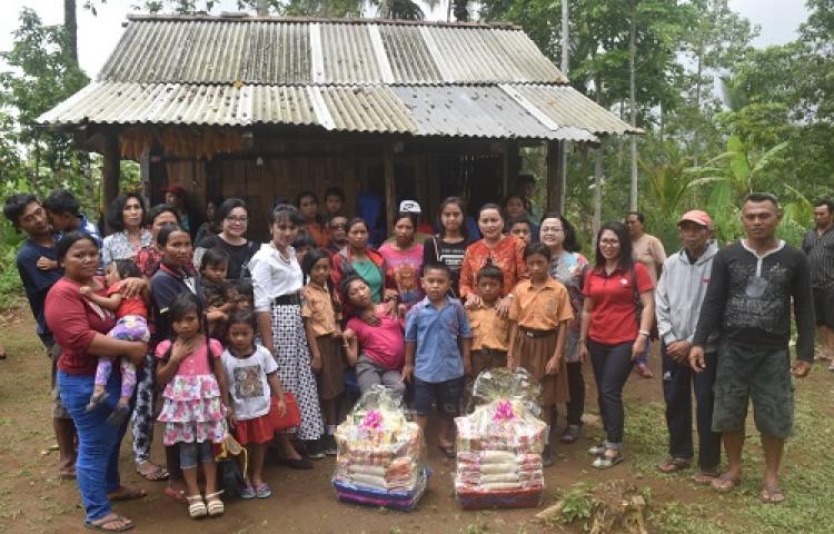 Ny. Seniasih Giri Prasta Bantu Sembako Warga Berkebutuhan Khusus