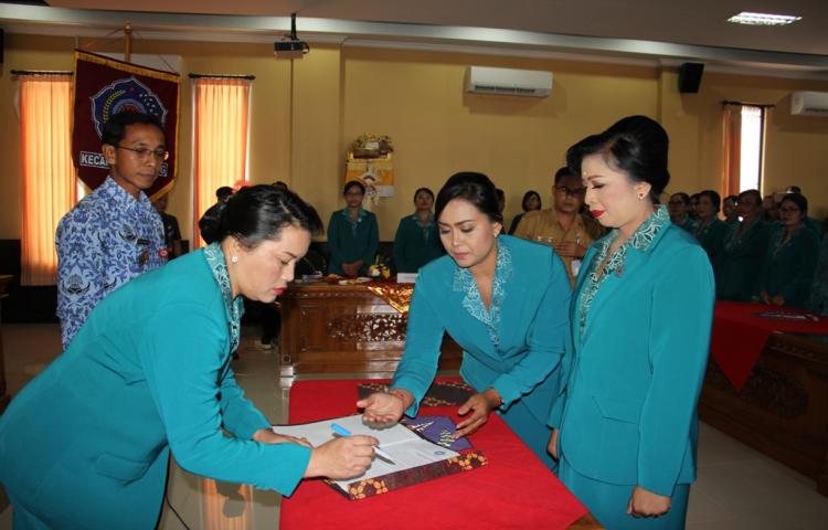 Ny. Seniasih Giri Prasta Melantik Ketua TP. PKK Kecamatan Petang