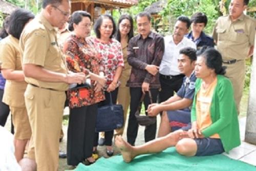 Ny. Seniasih Giri Prasta Beri Bantuan Kepada Masyarakat Kurang Mampu