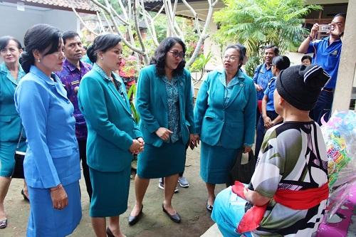 Ny. Seniasih Giri Prasta Kunjungi dan Bantu Warga Sakit
