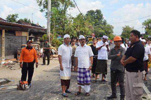 Pasca Tumbangnya Pohon Pole di Pura Dalem Baturenggong Mengwi Krama Gelar Upacara Ngingsirin dan Nebas.