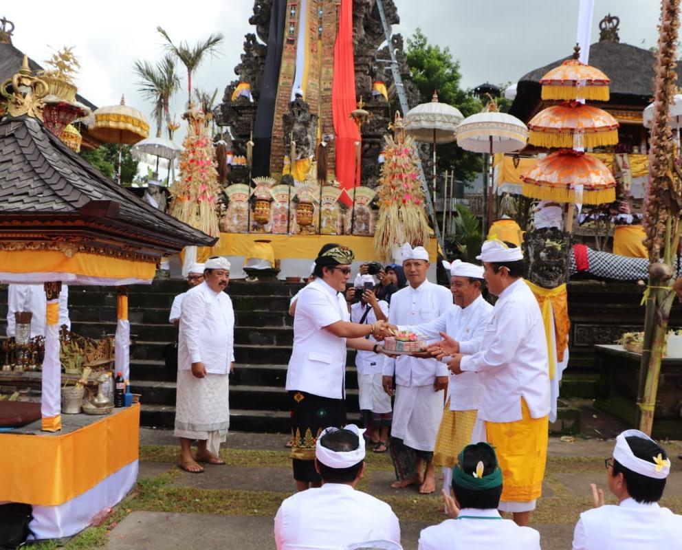 Pemerintah Kabupaten Badung Nganyarin di Pura Mandhara Giri Semeru Agung Lumajang