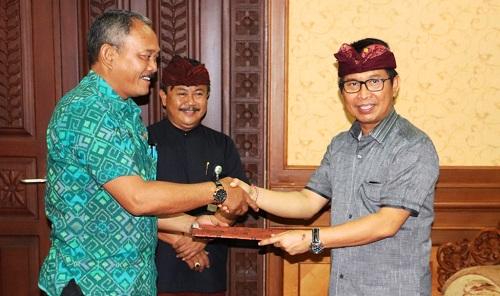 Pemerintah Kabupaten Badung Serahkan Hibah Barang