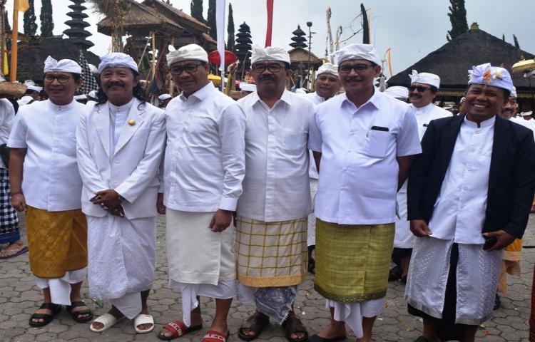 Pemkab. Badung Haturkan Bakti Penganyar di Pura Ulun Danu Batur