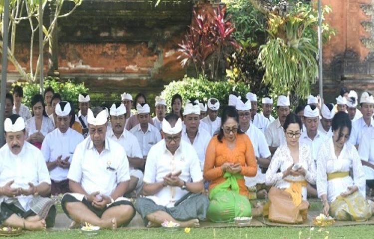 Pemkab. Badung Laksanakan Pecaruan Karipubaya Menawa Gempang di Puspem