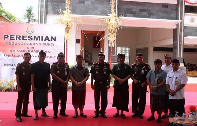 Pemkab Badung Serahkan Hibah Gedung