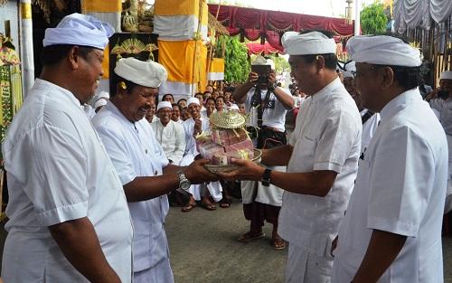 Pemkab. Badung Serahkan Dana 1 M, Dukung Karya di Pura Desa Puseh Desa Adat Pererenan