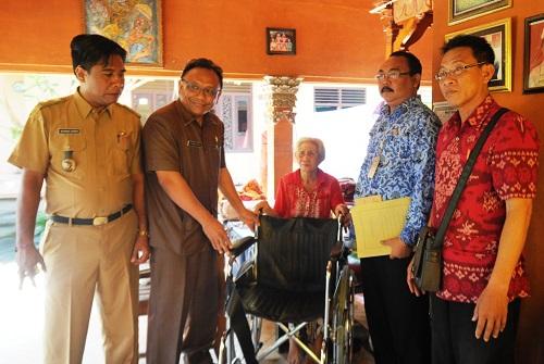 Pemkab Badung Bantu Ketut Asem Beri Kursi Roda