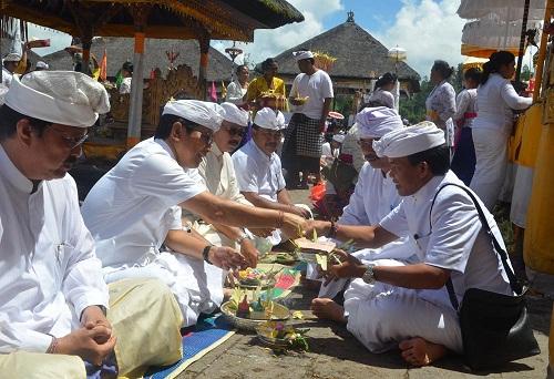 Pemkab Badung Bhakti Penganyaran di Pura Penataran Agung Besakih