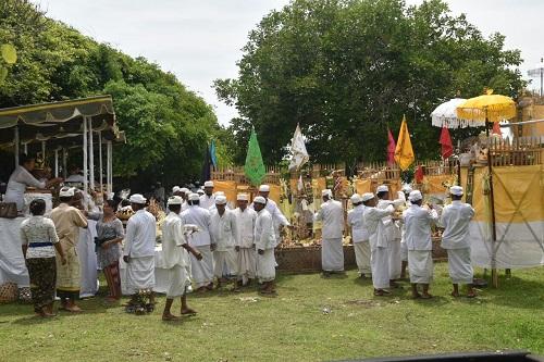 Pemkab Badung Gelar Mapekelem Marisuda Bumi di Pura Geger
