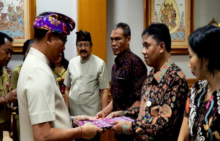 Penyerahan Hasil Audit kepada 26 LPD yang Ada di Wilayah Kabupaten Badung.
