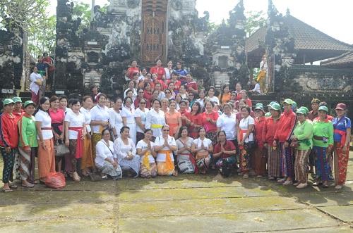 Peringati HUT WHDI ke-30, Organisasi Wanita di Badung Ngayah Mereresik di Pura Pucak Gegelang