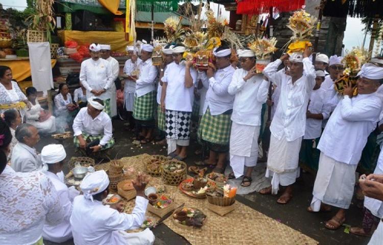Puncak Piodalan Mepedudusan Agung lan Mapeselang di Pura Penataran Agung Pucak Mangu, Gabungan Organisasi Wanita Ngayah Rejang Renteng