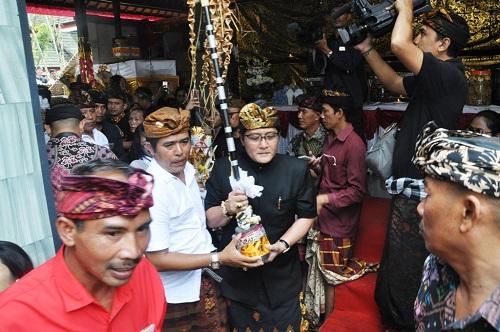 Ribuan Masyarakat Iringi Pengabenan Ibunda Bupati Badung Meski Diguyur Hujan Lebat