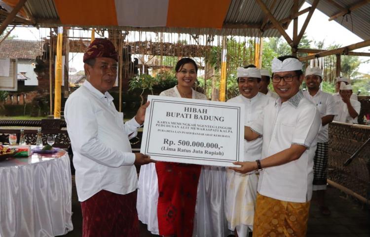 Sekda Badung Adi Arnawa Hadiri Karya Ngenteg Linggih Pura Desa dan Puseh Banjar Kurubaya Desa Perang Lukluk, Serahkan Hibah Bupati Badung Rp. 500 Juta