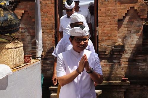 Sekda Adi Arnawa Mendem Pedagingan di Pura Segara, Gerih