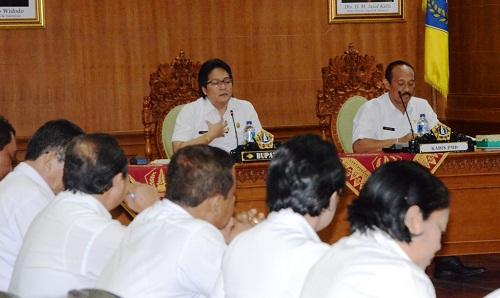 Serap Aspirasi Masyarakat Kelurahan di Badung, Bupati Giri Prasta Pimpin Rapat Rencana Perubahan Kelurahan Menjadi Desa