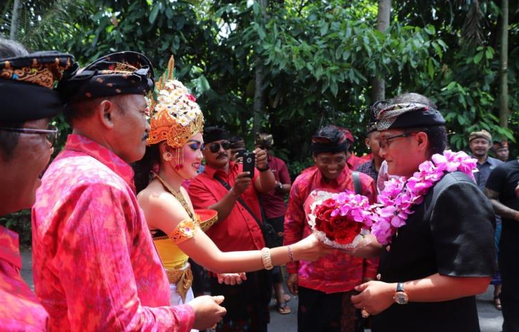 Simakrama Bupati dengan Masyarakat Gulingan Serahkan Sertifikat PTSL dan Hibah