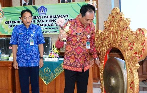 Sosialisasi Kebijakan Kependudukan dan Catatan Sipil.