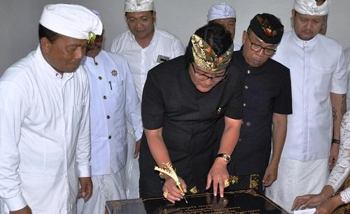 Tandatangani Prasasti, Bupati Giri Prasta Resmikan Balai Banjar Pacung 