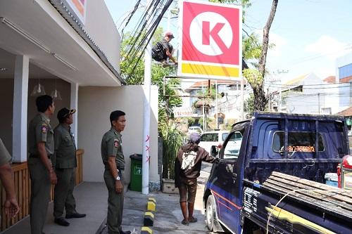 Tim Penertiban Pemkab Badung Bongkar Reklame Tanpa Izin