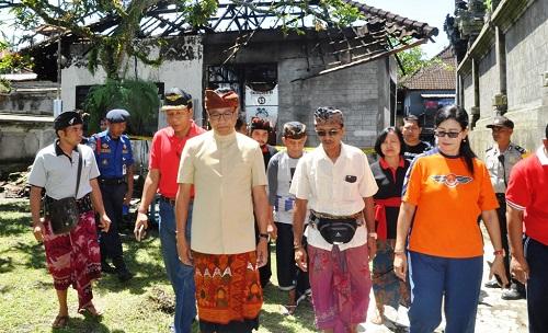 Tinjau Korban Kebakaran di Br. Batulumbung, Gulingan Mengwi, Wakil Bupati Suiasa Turut Prihatin